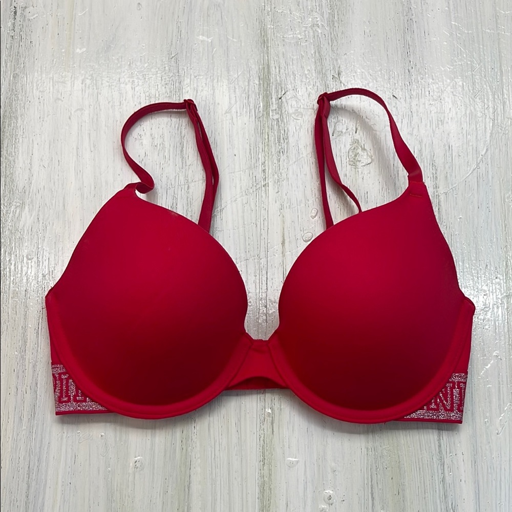 VS PINK Wear Everywhere T-Shirt Lightly Red Bra 32 D